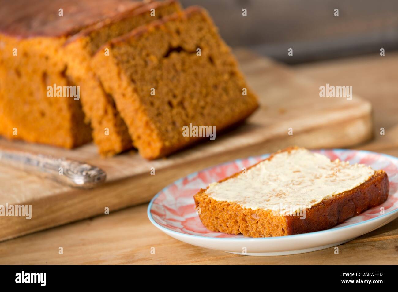 Scheiben von 'Ontbijtkoek' spice traditionelle holländische Brot mit Butter. Stockfoto