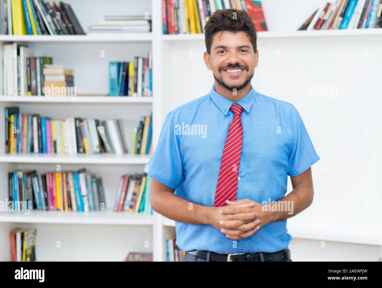 Lachend lateinamerikanischen Geschäftsmann mit Bart im Büro Stockfoto