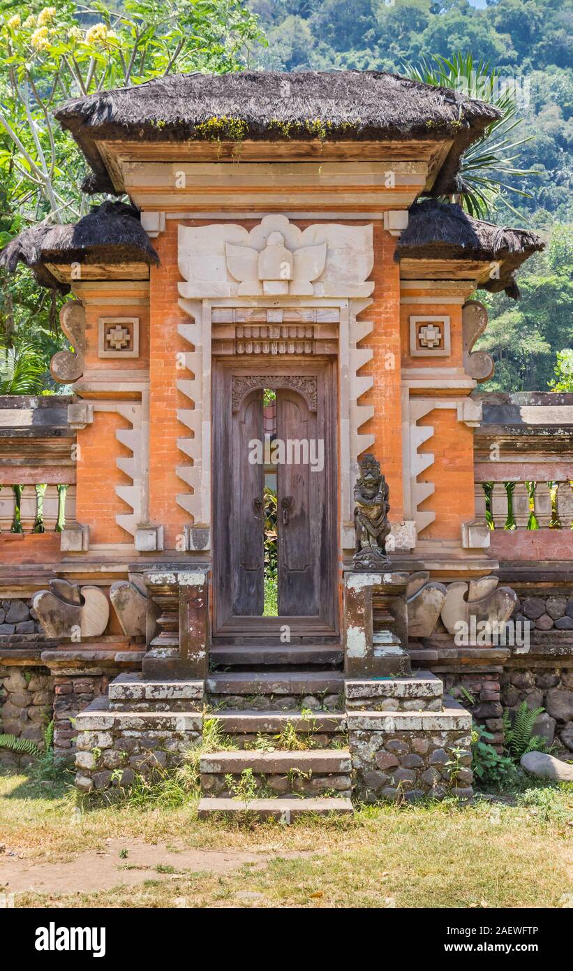 Eingangstor im traditionellen balinesischen Dorf Tenganan, Indonesien Stockfoto