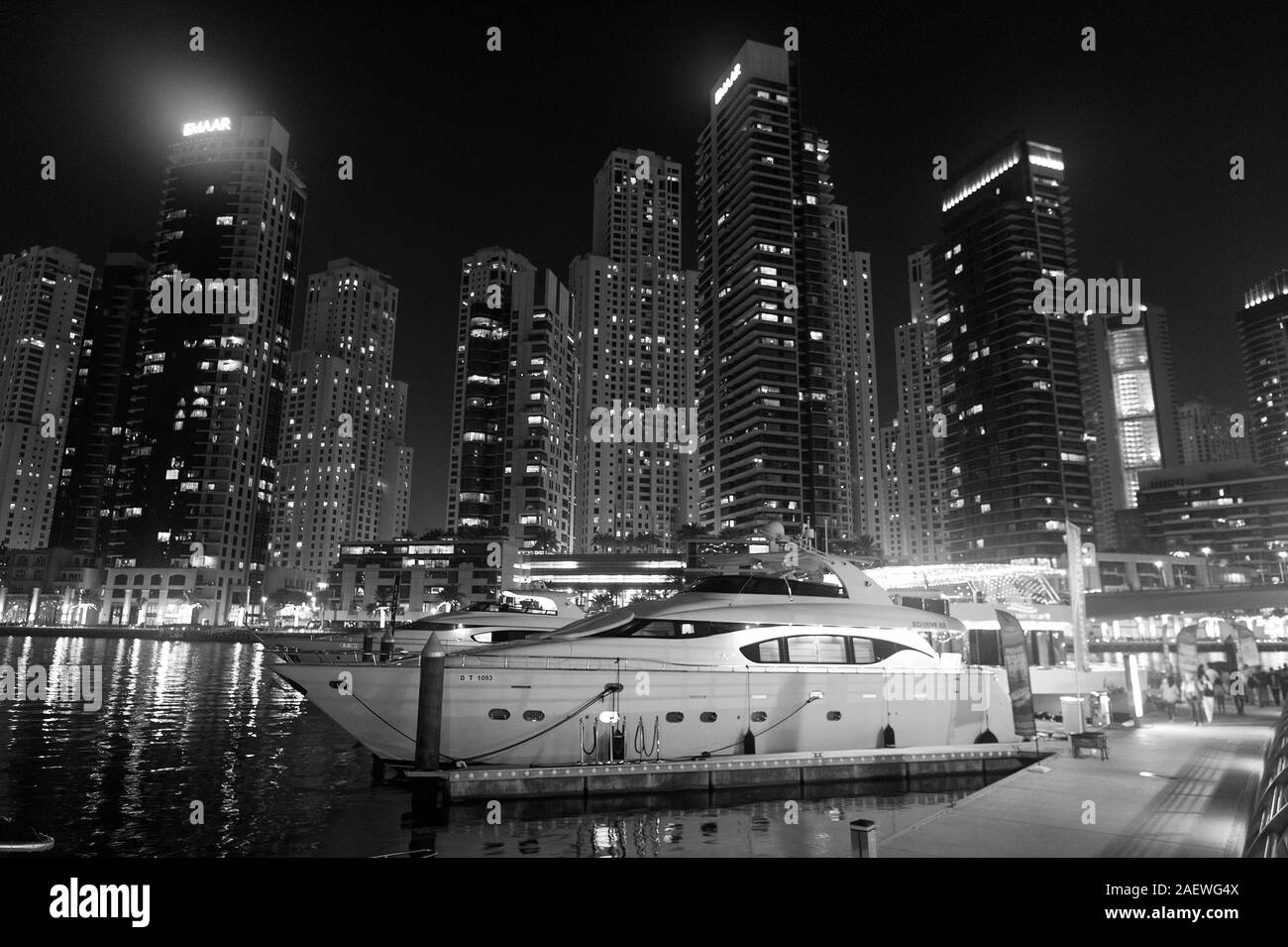 Dubai, Vereinigte Arabische Emirate - Dezember 26, 2017: Yacht Club in Dubai Marina District in der Nacht. Yacht Boot auf Skyline mit Beleuchtung. Wasser, Verkehr und Transport. Reisen oder reise und reise. Stockfoto