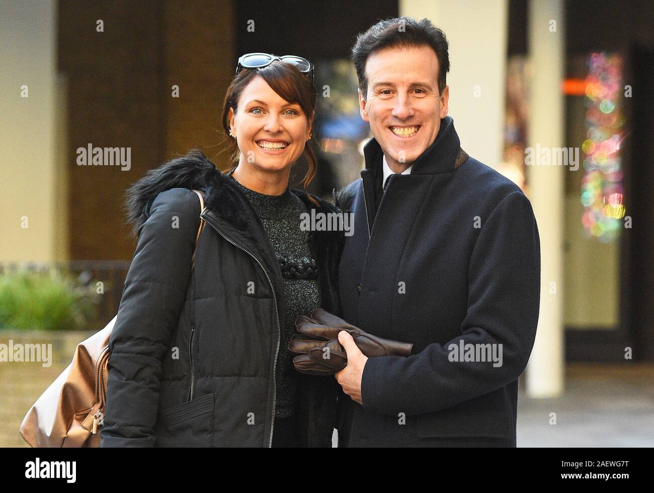 Anton du Beke und Emma Barton kommen für die streng Come Dancing grand abschließende Pressekonferenz im White City House in London. Stockfoto