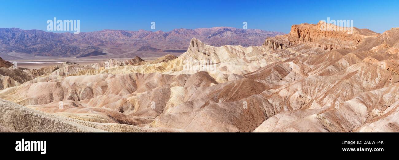 Ausblick vom Zabriskie Point im Death Valley National Park, Kalifornien, USA an einem klaren Tag. Stockfoto