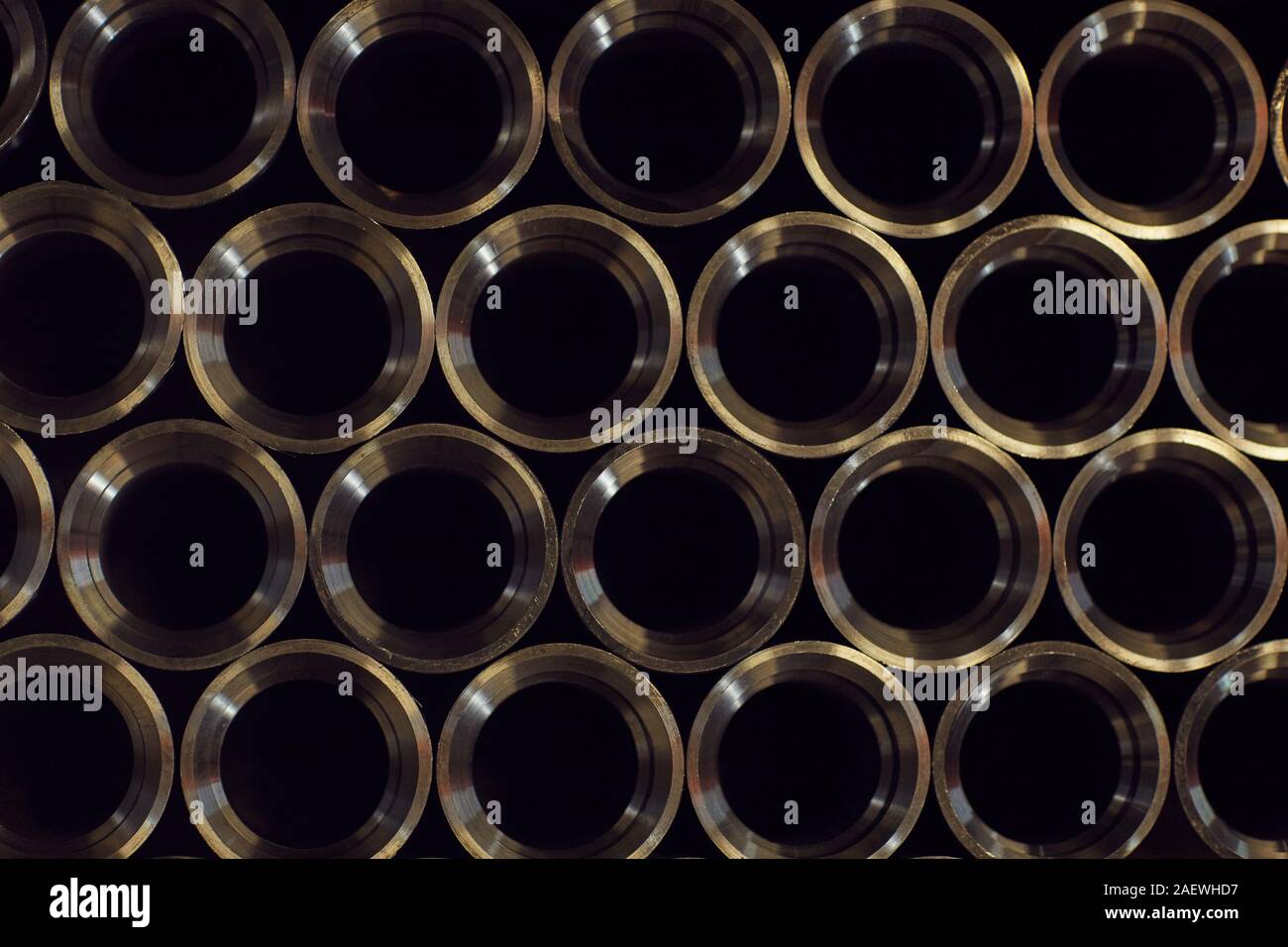 In der Nähe von großen Anzahl von neuen Rohren aus Metall in einer Reihe in der metallfabrik Stockfoto