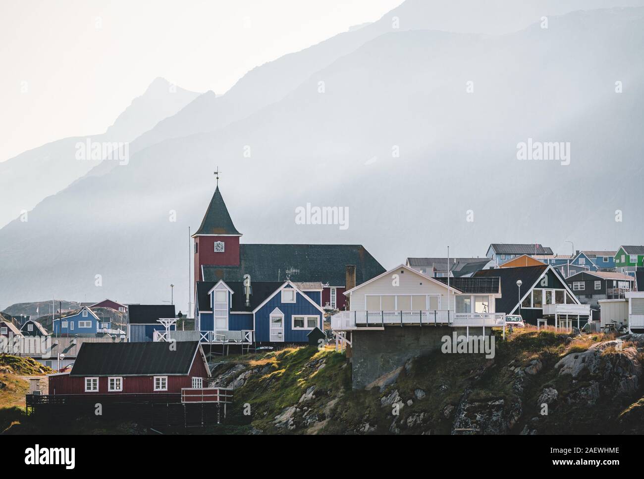 Bunter arktischen Stadt Sisimiut Grönlands, Kommune Qeqqata, aka Holsteinsborg. Die zweitgrößte Stadt in Grönland. Überblick über Port Bereich Stockfoto