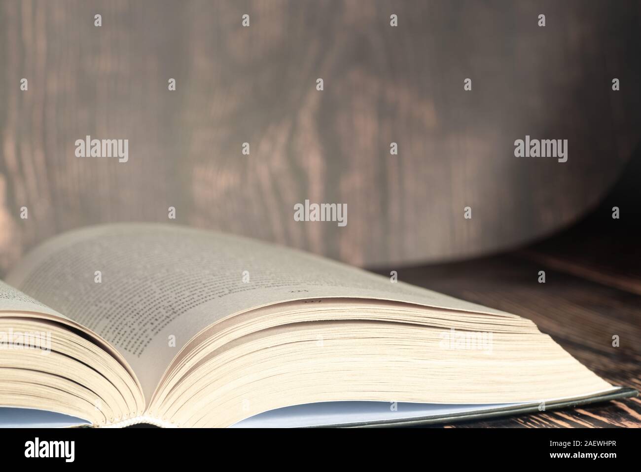 Altes Buch auf Holz Tisch braunen Hintergrund öffnen Stockfoto