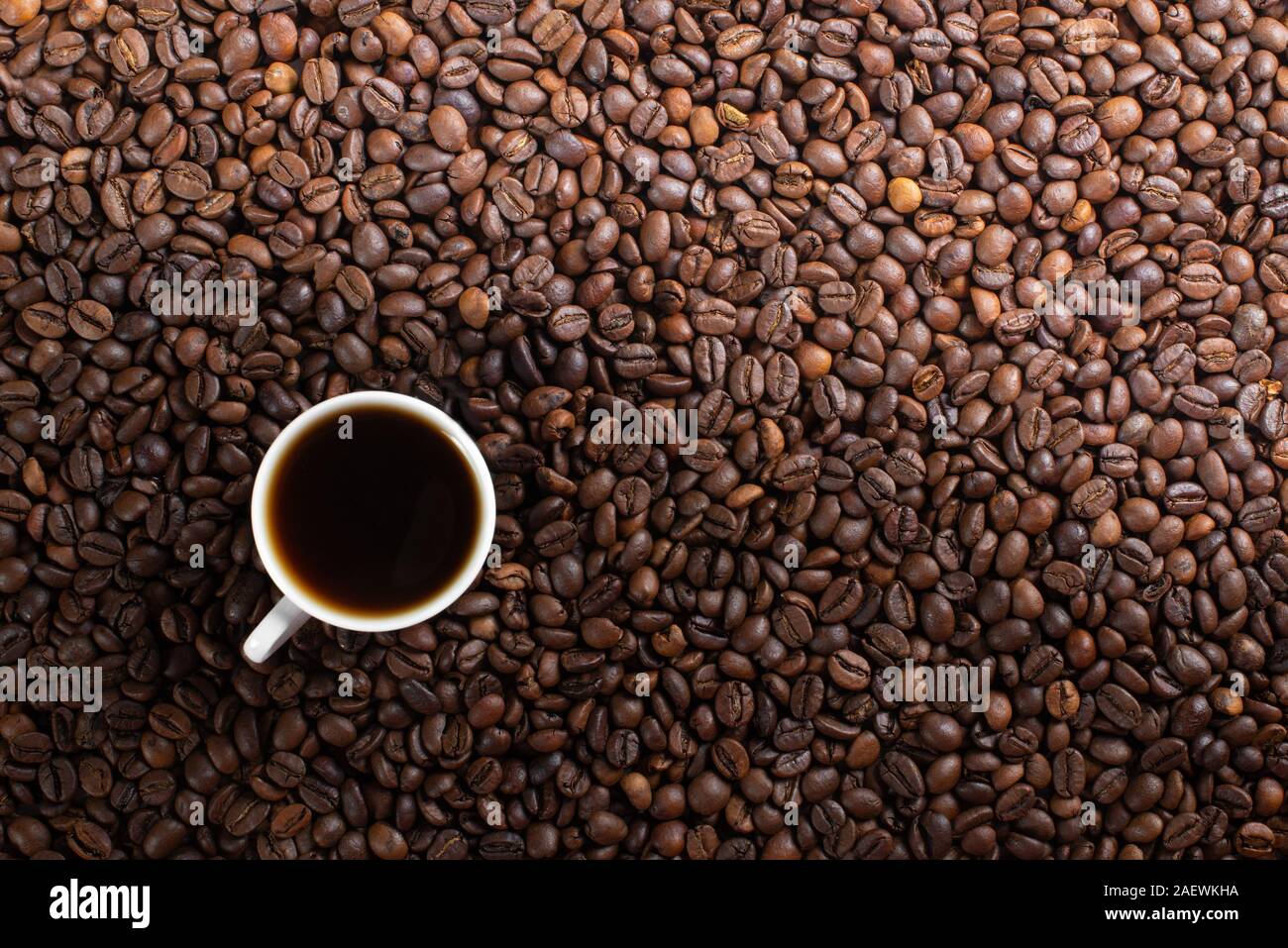 Tasse Kaffee auf Kaffeebohnen braun Stockfoto