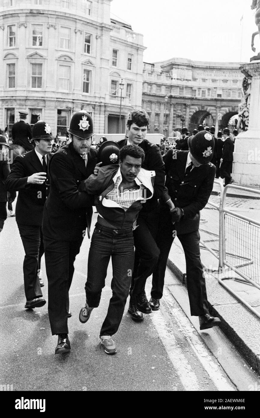 Polizei Greifer mit Demonstranten in Trafalgar Square, London, während der März von Hyde Park Downing Street von Demonstranten, die gegen den Besuch des Südafrikanischen Premierminister Pieter Botha. PIC QUELLE: Mike Stephens Stockfoto