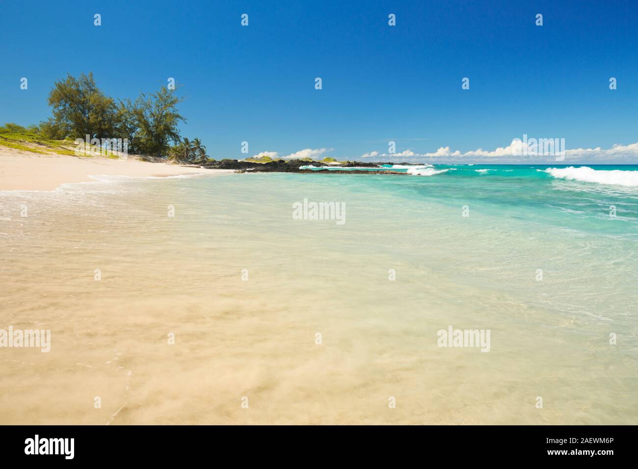 Makalawena Beach auf Big Island Hawaii, USA, eine schöne entfernten weißen Sandstrand und türkisfarbenem Wasser. Stockfoto