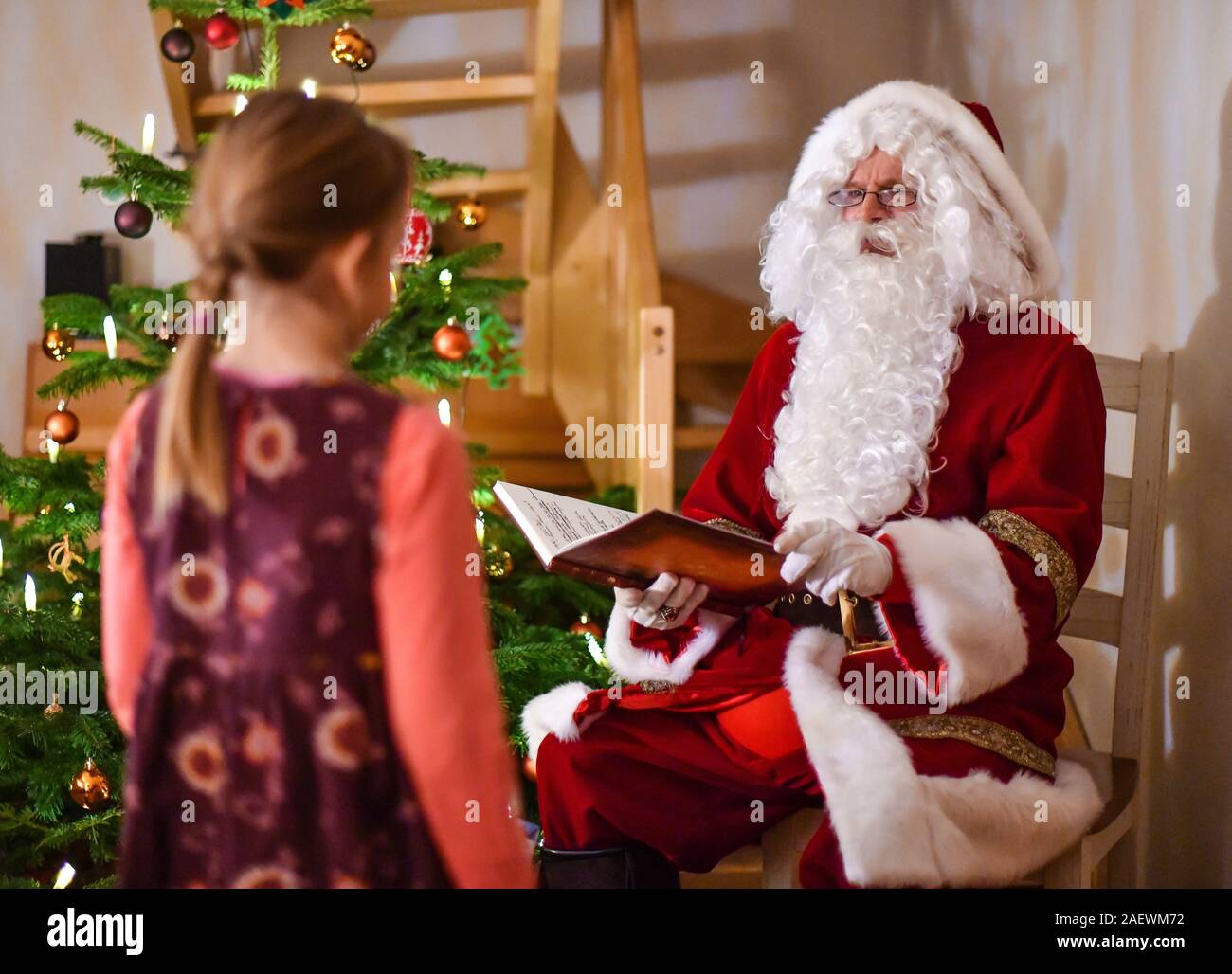 Briesen, Deutschland. 29 Nov, 2019. Oliver Bruhn verkleidet sich als Santa Claus und wird in das Haus einer Familie am Heiligabend Geschenke an die Kinder zu bringen. Aber zuerst hat er seine "Leigh" zu tanken. Heute, wenn Sie einen Weihnachtsmann für ihre Kinder zu mieten, müssen Sie für eine lange Zeit zu suchen. Da gibt es einen Mangel an qualifizierten Arbeitskräften in der Gilde. Private Placement Agenturen stellen saftige Preise. In Briesen, auf der anderen Seite, gibt es einen Weihnachtsmann der Leidenschaft. Foto: Patrick Pleul/dpa-Zentralbild/ZB/dpa/Alamy leben Nachrichten Stockfoto