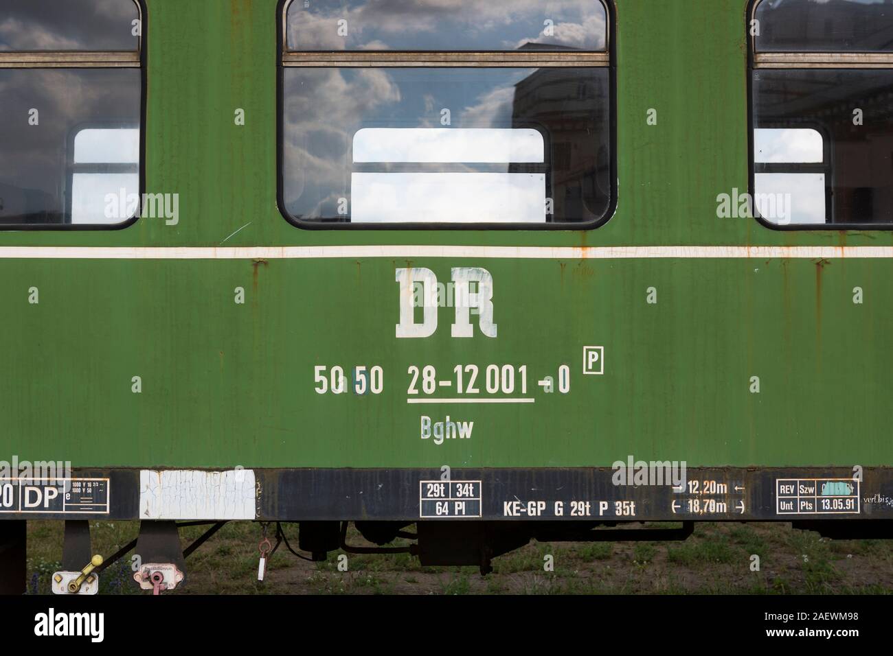 Grüne Weinlese historischer Zug Wagen an verlassenen Ort für Reparatur, Magdeburg Deutschland Stockfoto