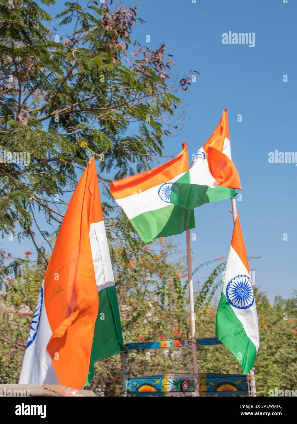 AMRAVATI, MAHARASHTRA, Indien, Januar 26, 2018: Nicht identifizierte Personen und Studenten feiern der indischen Republik von Tag zu tanzen mit Fahnen, Trommeln. Stockfoto