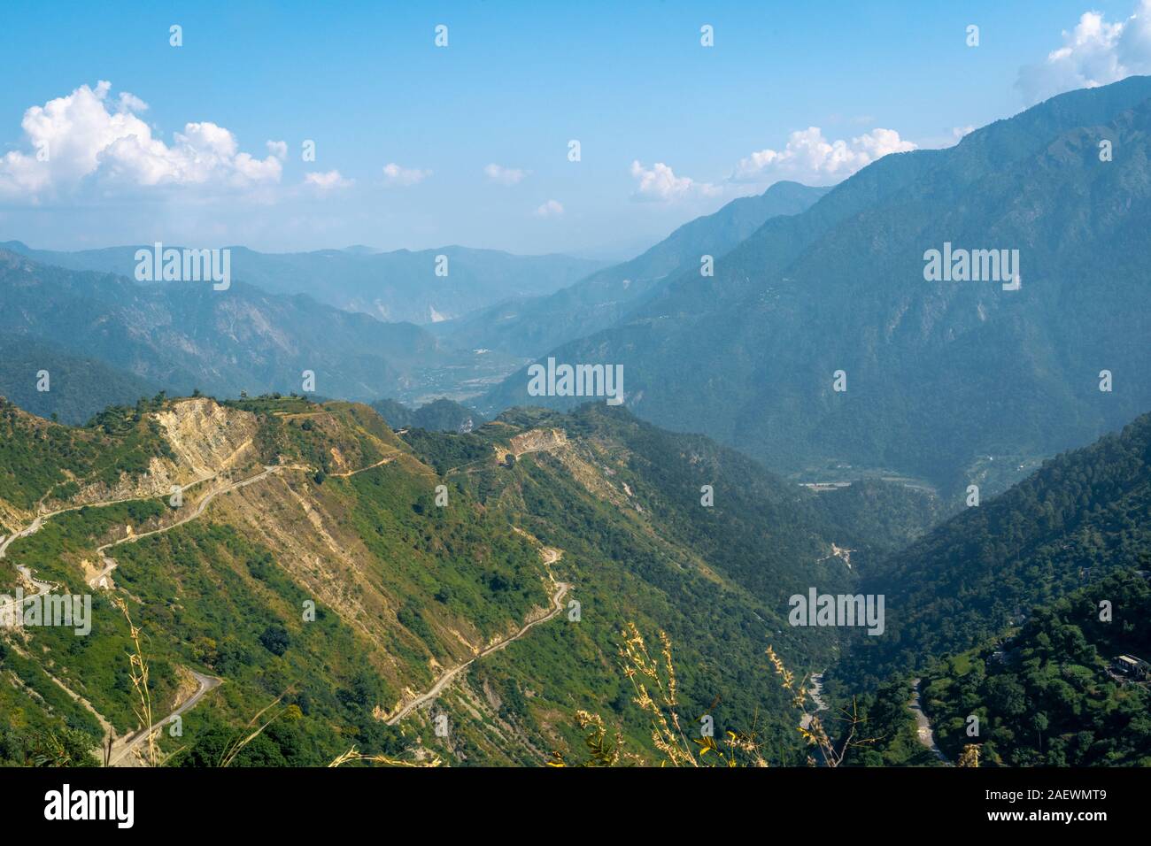 Straße von Kausani auf Nainital in Bild perfekte Sicht auf die uttarakhand Landschaft Stockfoto