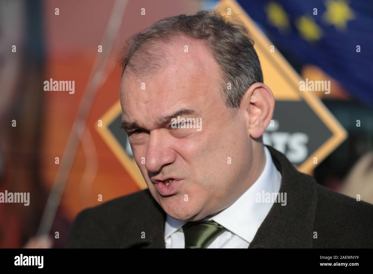 Der stellvertretende Vorsitzende der liberalen Demokraten Ed Davey in einer Rede auf der Kundgebung an Rugby Club im Hersham Esher, Surrey, vor den Donnerstag allgemeinen Wahl. Stockfoto