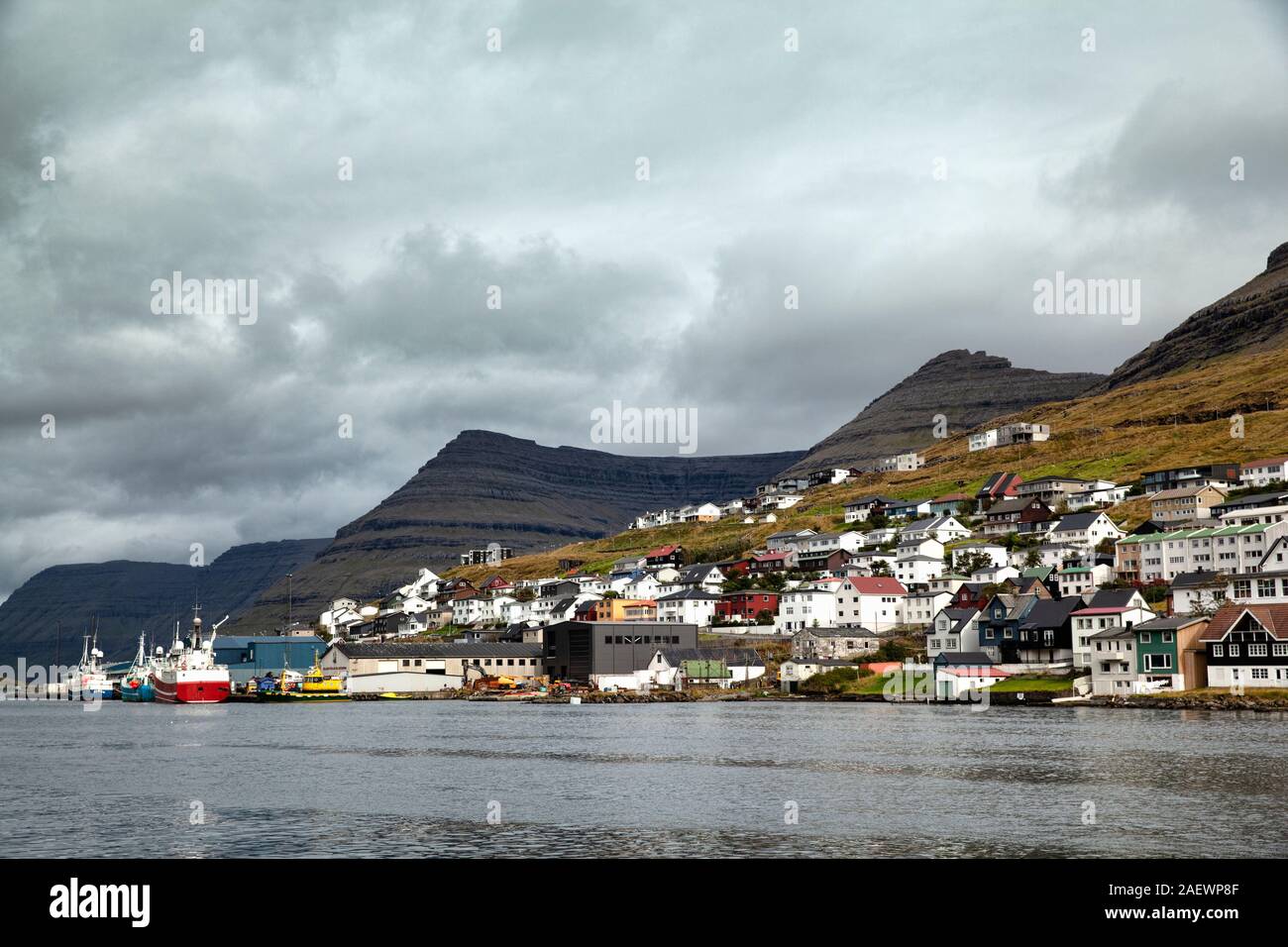 Klaksvik, Färöer Inseln - August 2019: Boote in einem Hafen in Klaksvik, die zweitgrößte Stadt der Färöer, autonome Region des Königreichs Stockfoto