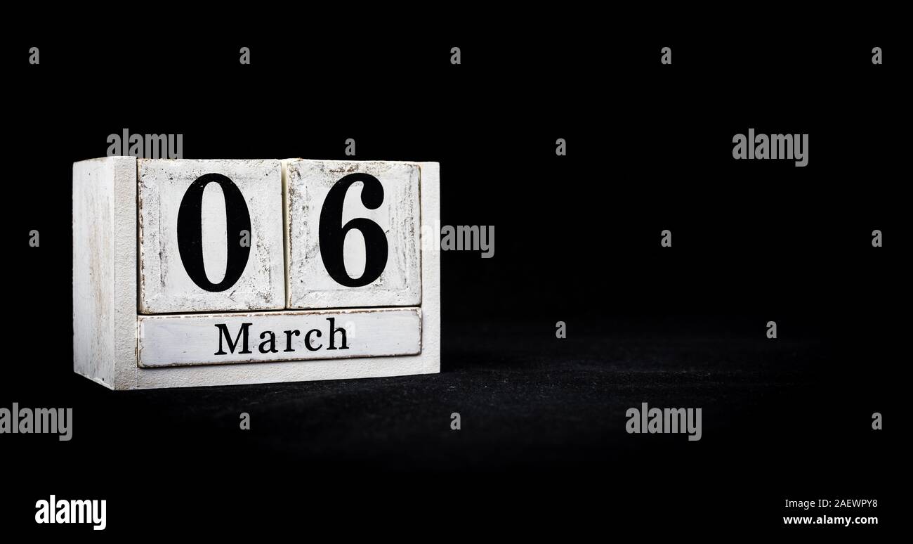 6. März, 6. März, 6. Tag des Monats März - weiß Kalender Blöcke auf Schwarz texturierter Hintergrund mit leeren Raum für Text Stockfoto