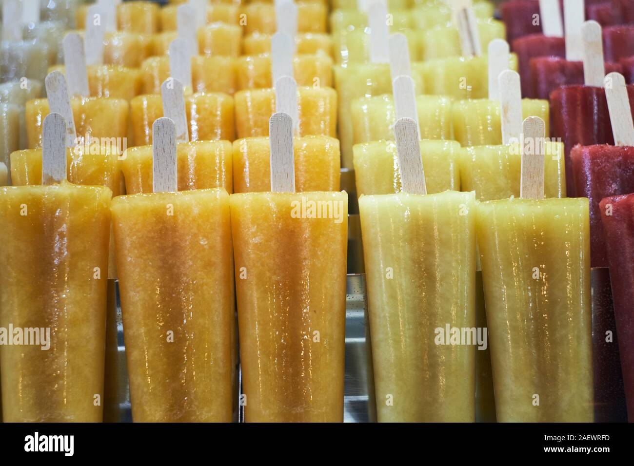Frische natürliche reinen Fruchtsaft aromatisiert Eis am Stiel auf Holzstäbchen zum Verkauf in einem Gefrierschrank Counter - Eis - Eis Eis am Stiel - ice Pop-Aromen Stockfoto
