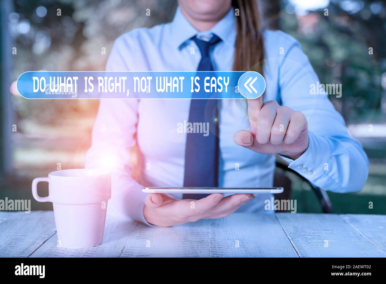 Handschrift Text schreiben tun was Recht ist nicht das, was ist einfach. Konzeptionelle Foto bereit, für das, was recht ist Weiblich business Person von t zu stehen Stockfoto