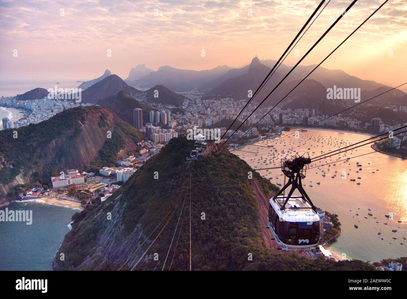 Die Sugarloaf Seilbahn; Bondinho Do Pao De Acucar) ist eine Seilbahn in Rio de Janeiro, Brasilien. Verschieben zwischen Praia Vermelha und der Zuckerhut, Stockfoto