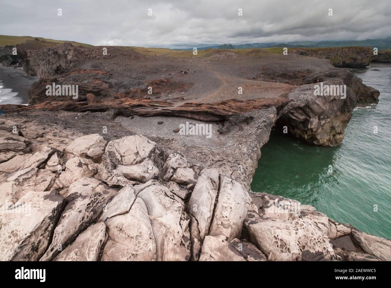 Die kleine Halbinsel, oder Vorgebirge, Dyrholaey (120 m) (früher bekannt als Cape Portland von englischen Seeleute) an der Südküste Islands befindet, nicht Stockfoto