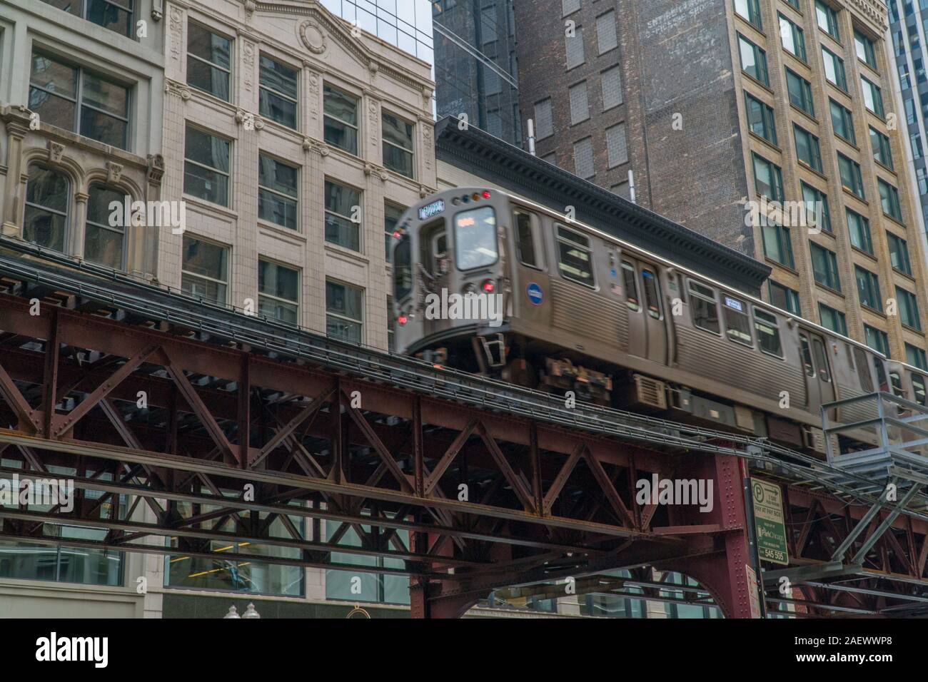 Chicago L-Zug Tag Zeit außen zur Gründung Schuß vor der Innenstadt von städtischen Wohnhäusern. Luxus teurer Immobilien - Standort Stockfoto
