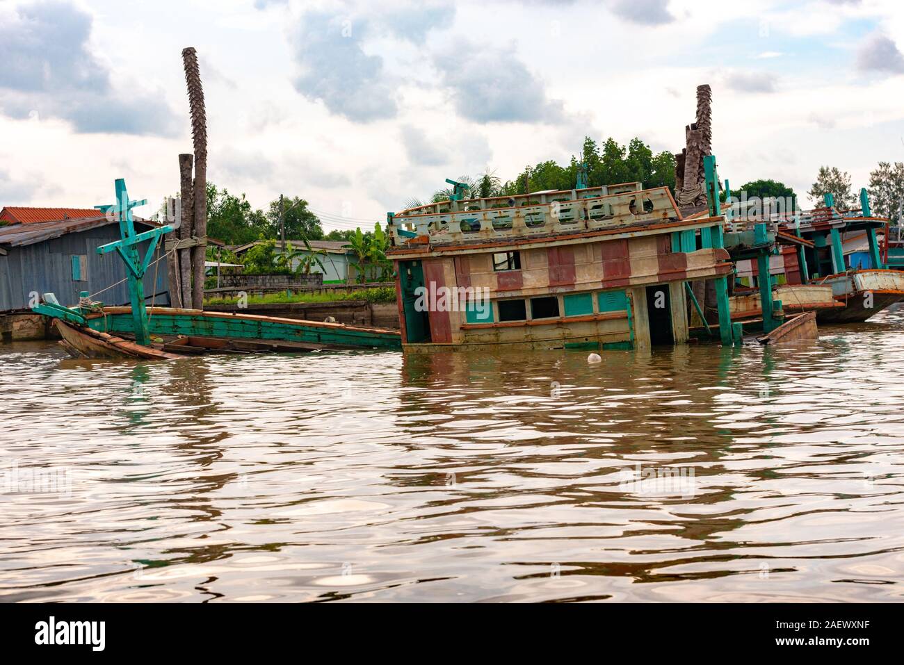 Eine typische Ansicht von Thailand Fluss leben. Ruiniert Fischerboot. Stockfoto