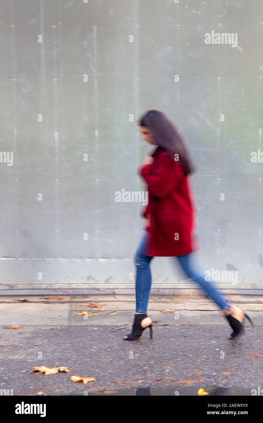 Frau in Heels Vorbei Stockfoto