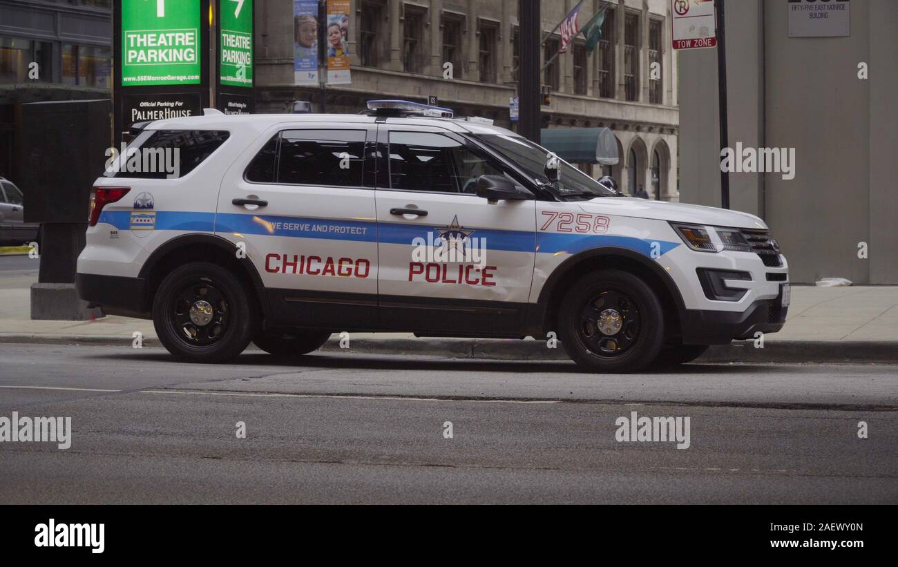 Chicago, Illinois, USA - ca. 2019: Chicago PD Polizei Fahrzeug auto Kreuzer auf Downtown Straße geparkt verhindern Verbrechen tagsüber Patrol Stockfoto