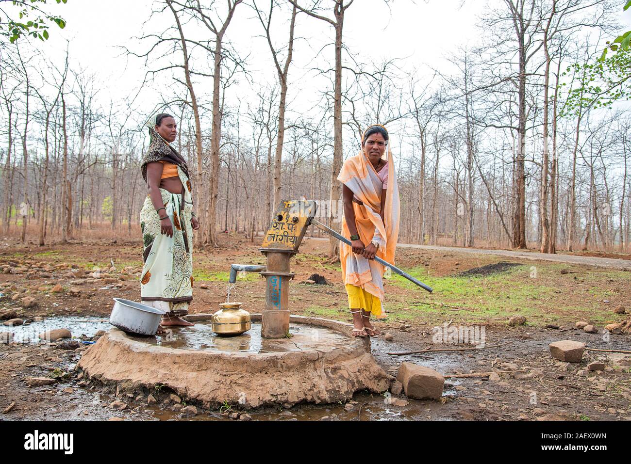 AMRAVATI, MAHARASHTRA, Indien, 11. JUNI 2017: Nicht identifizierte ländliche indische Frauen Wasser tragen auf ihren Köpfen in den traditionellen Töpfe der Handpumpe, alltäglichen W Stockfoto