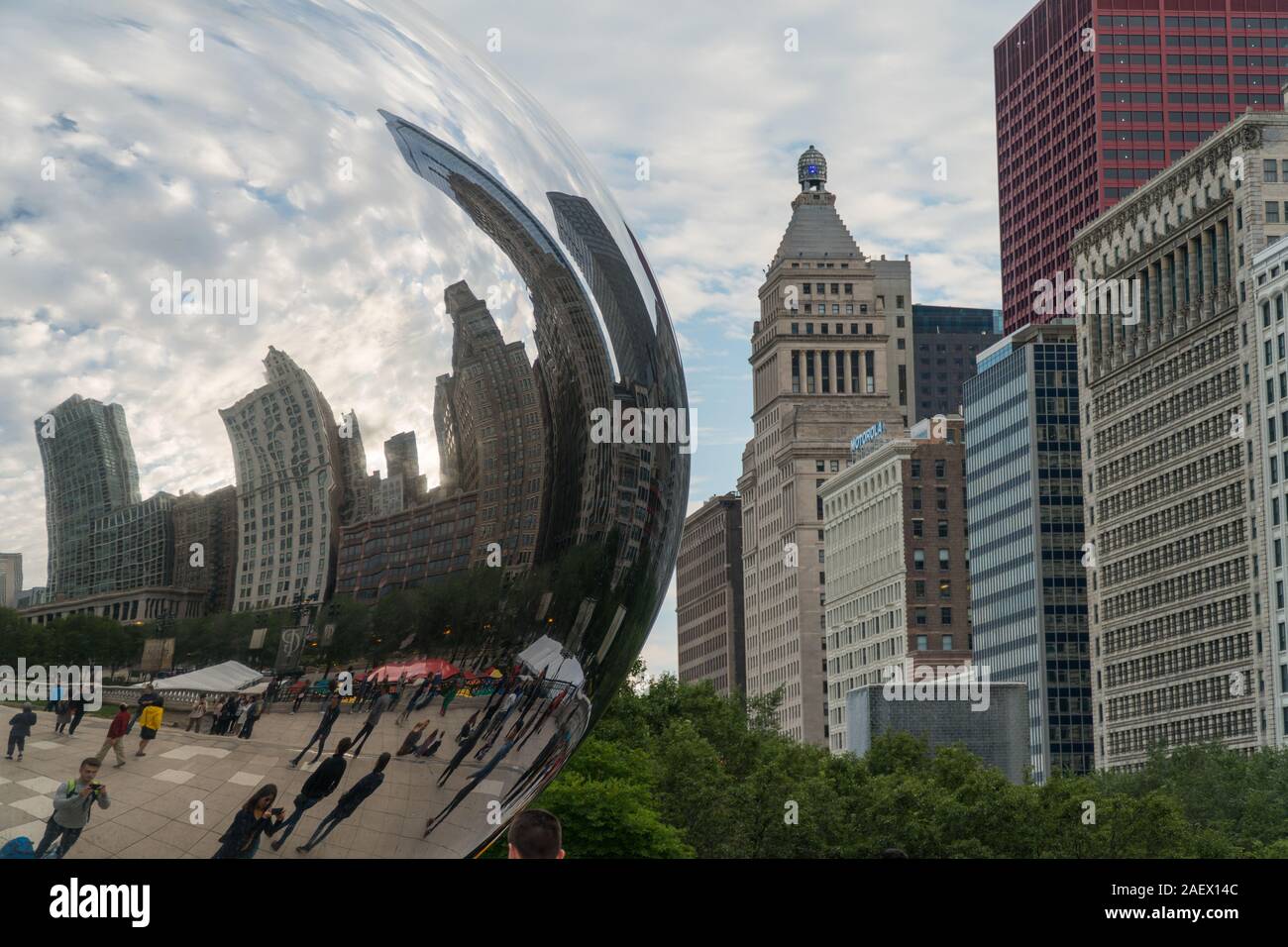 Chicago, USA - ca. 2019: Berühmte Cloud Gate Kunst Skulptur in der Innenstadt Park aus Stahl reflektieren Stadtbild skyline Chicago bean Stockfoto