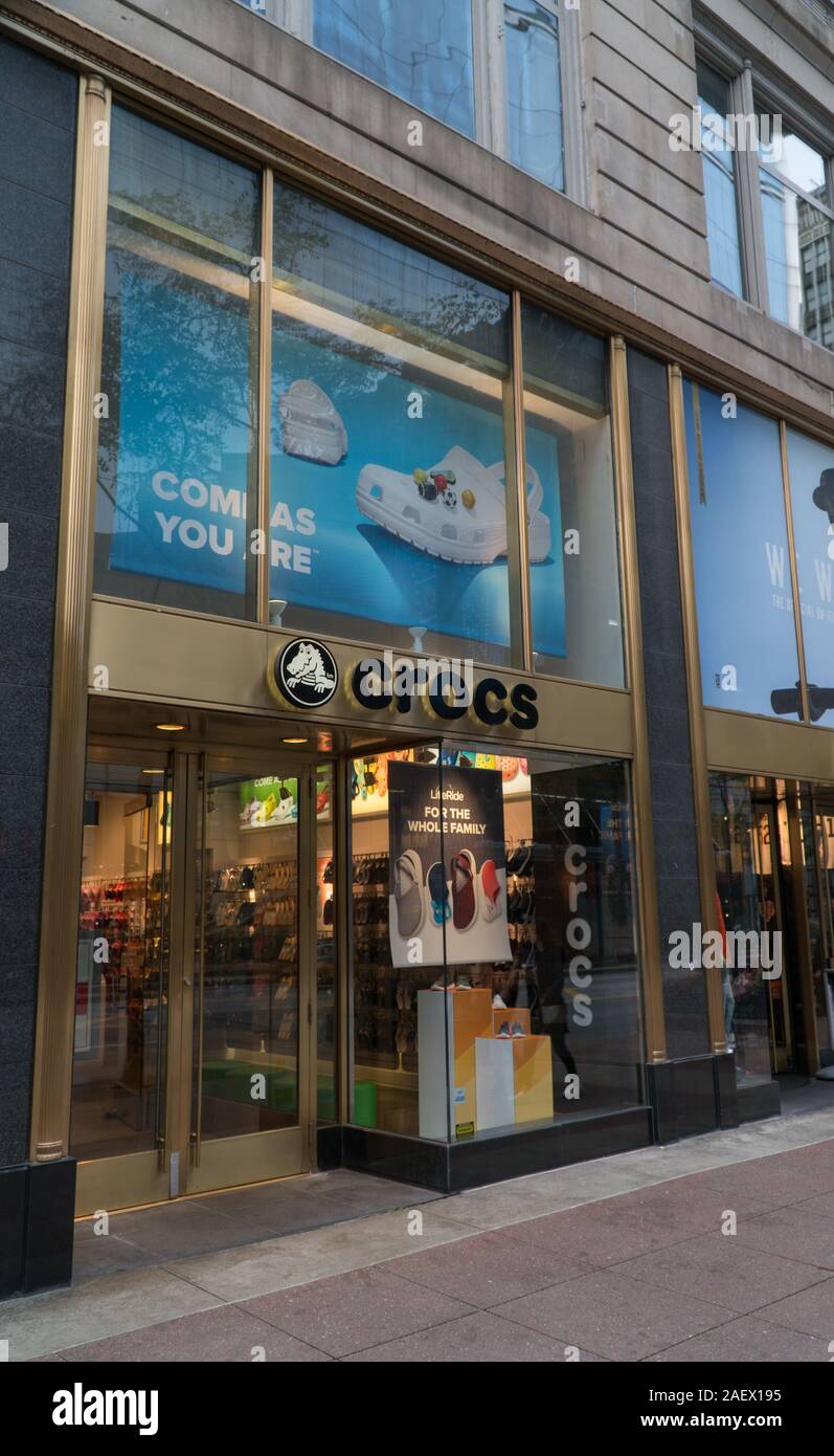 Chicago, USA - ca. 2019: Crocs Store im Erdgeschoss der Stadt Gebäude verkaufen Sandalen Marke Stockfoto