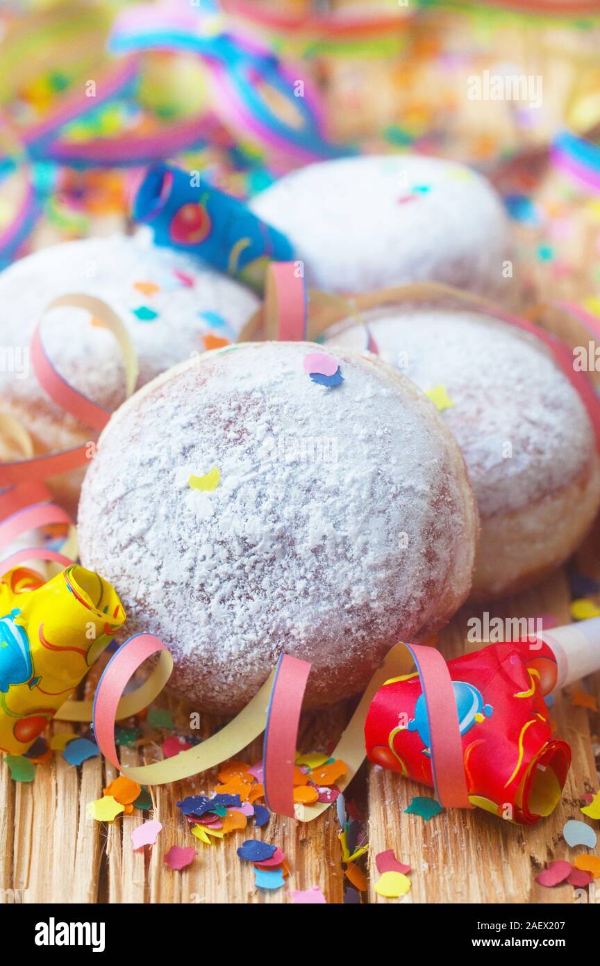 Donuts zum Karneval auf einer hölzernen Hintergrund Stockfoto