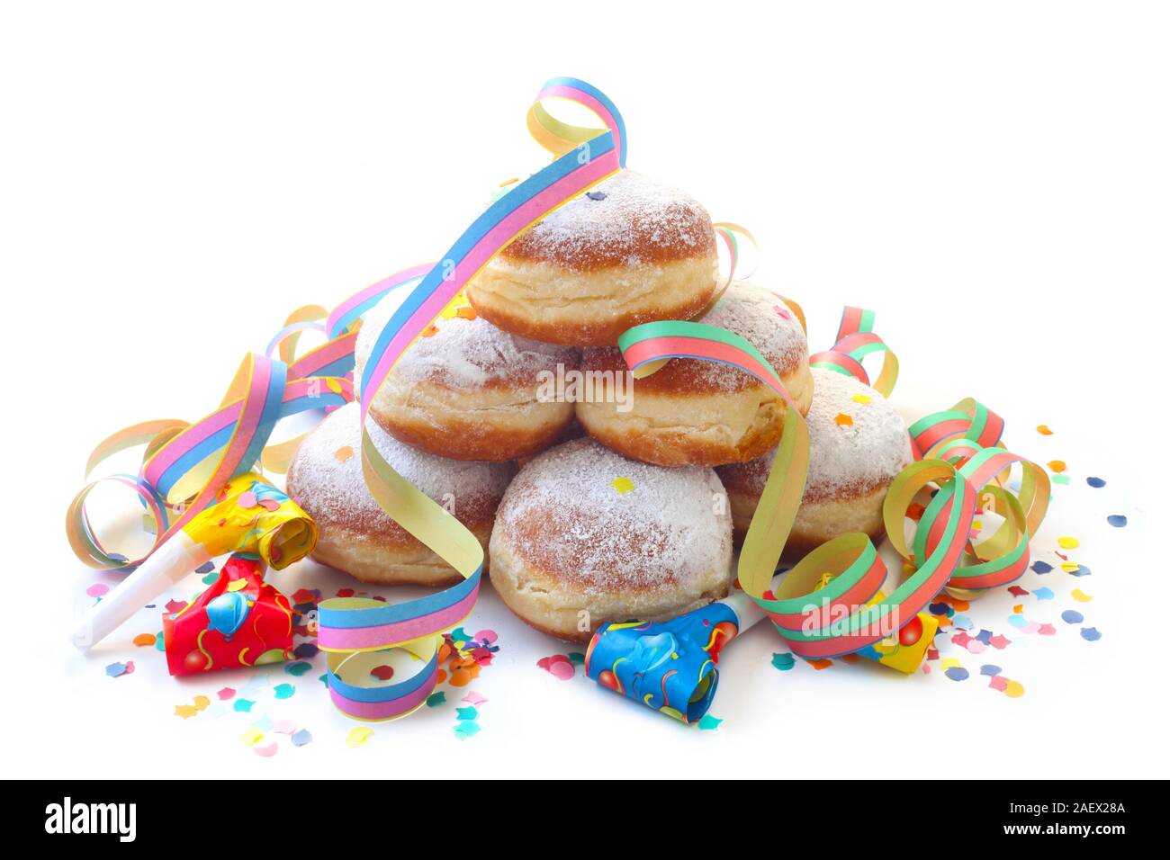 Donuts zum Karneval mit Konfetti und Luftschlangen isoliert auf weißem Stockfoto