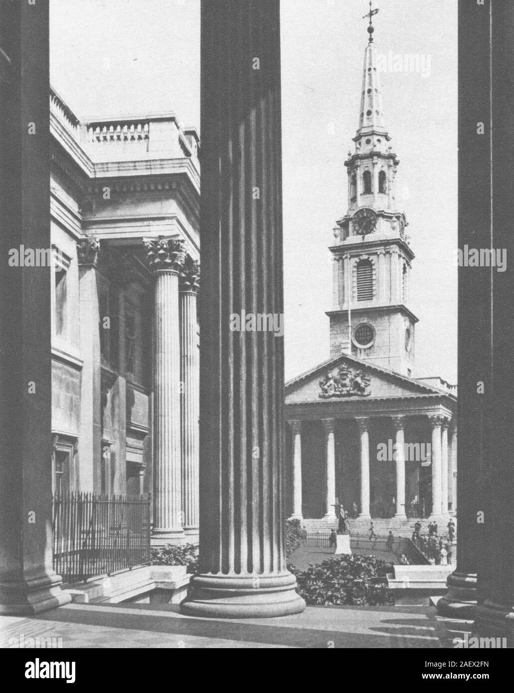 LONDON. St. Martin-in-the-Fields zwischen Spalten National Gallery 1926 gesehen Stockfoto