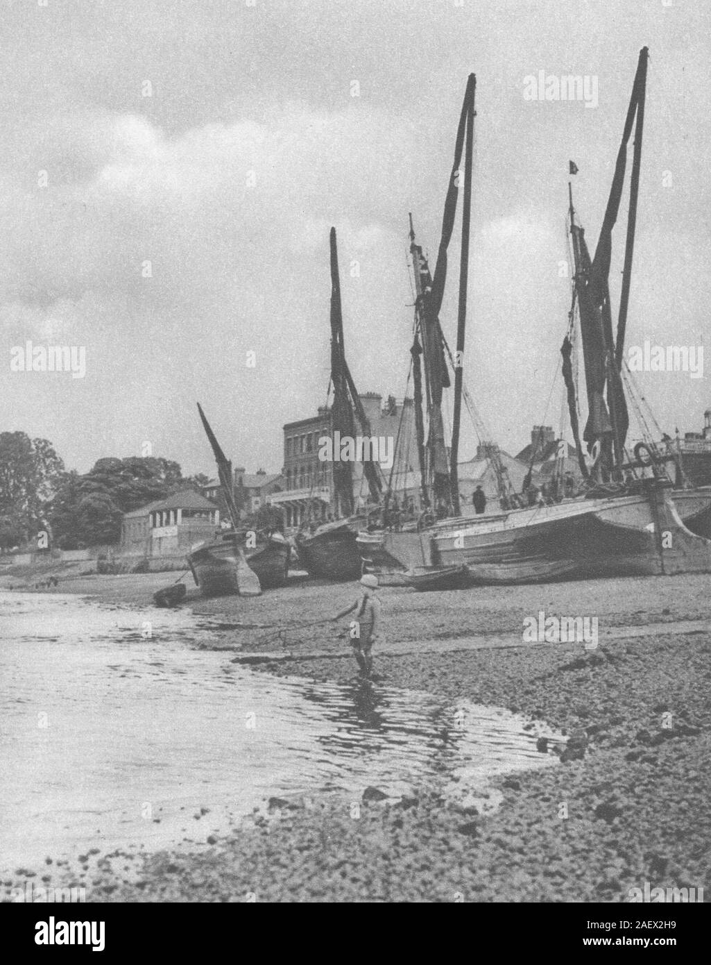 LONDON. Kähne Schiffbruch in Mortlake mit der Tide bei voller Ebb 1926 alten Drucken Stockfoto