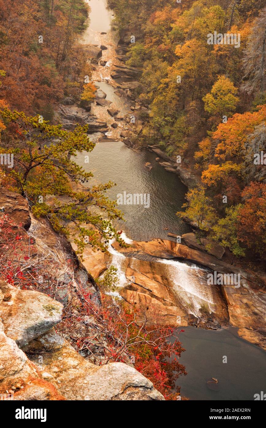 Ein in der Nähe wildfire in der Nähe von Tallulah fällt Georgien schafft ungewöhnliche Farben im Herbst in den Appalachen. Stockfoto