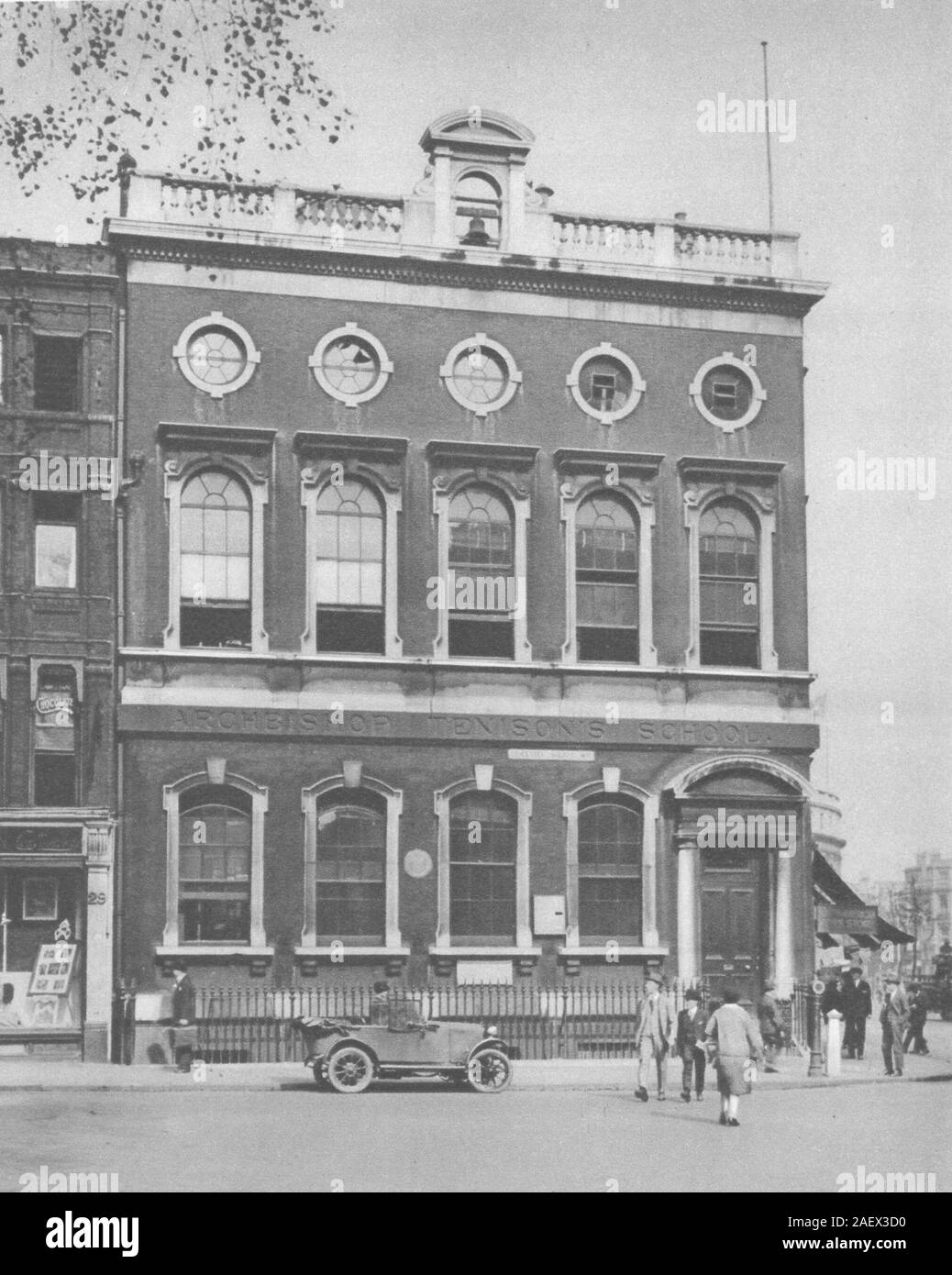 LONDON. Schule in Leicester Square auf der Website von Hogarth's House Drucken 1926 Stockfoto