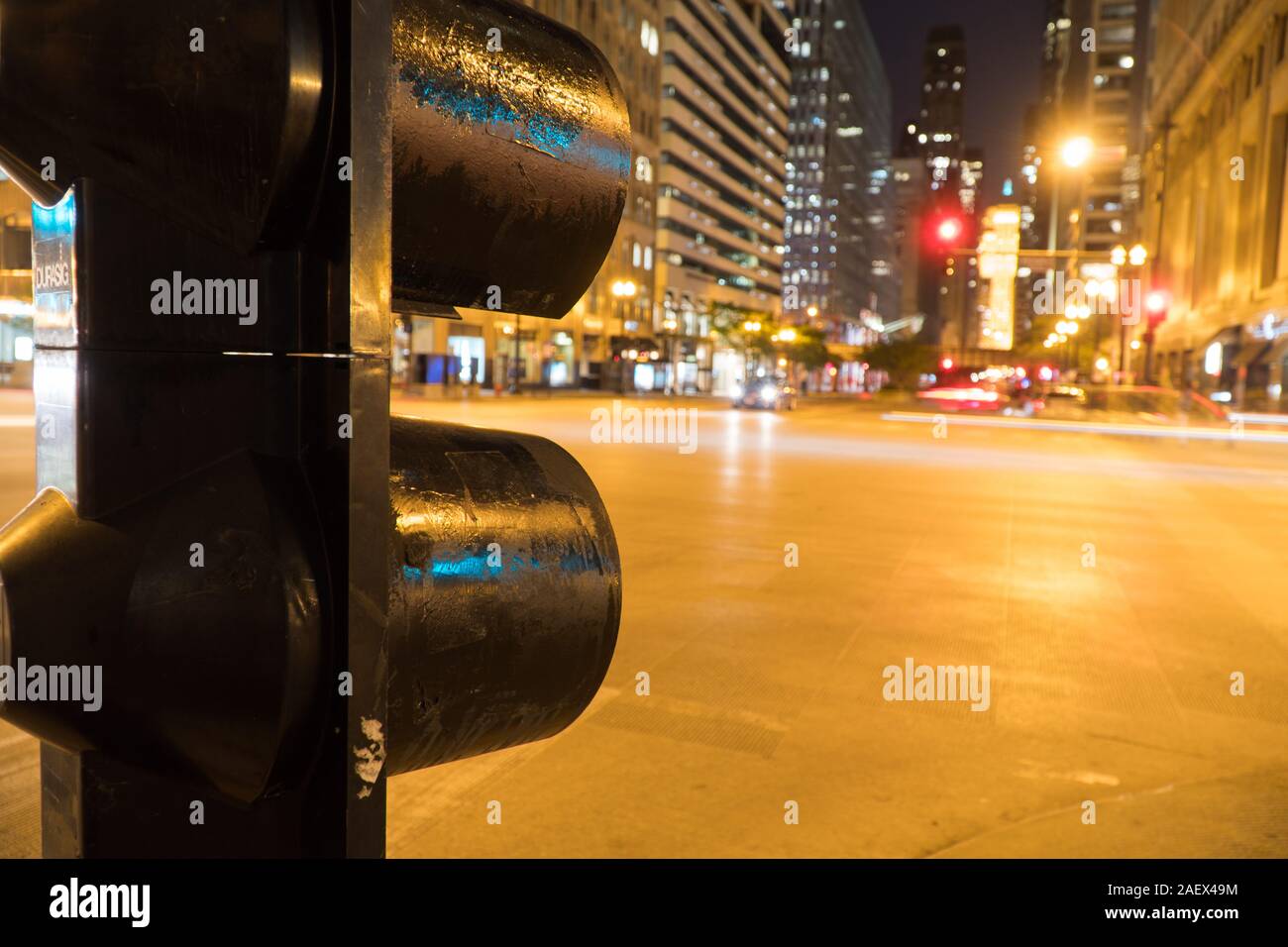 Ampel in der Nähe von hinter Signalgebung Fahrzeuge, die durch Kreuzung in der Nacht in der Innenstadt von Stadt. Lange Belichtung heller Spuren der Auto Stockfoto