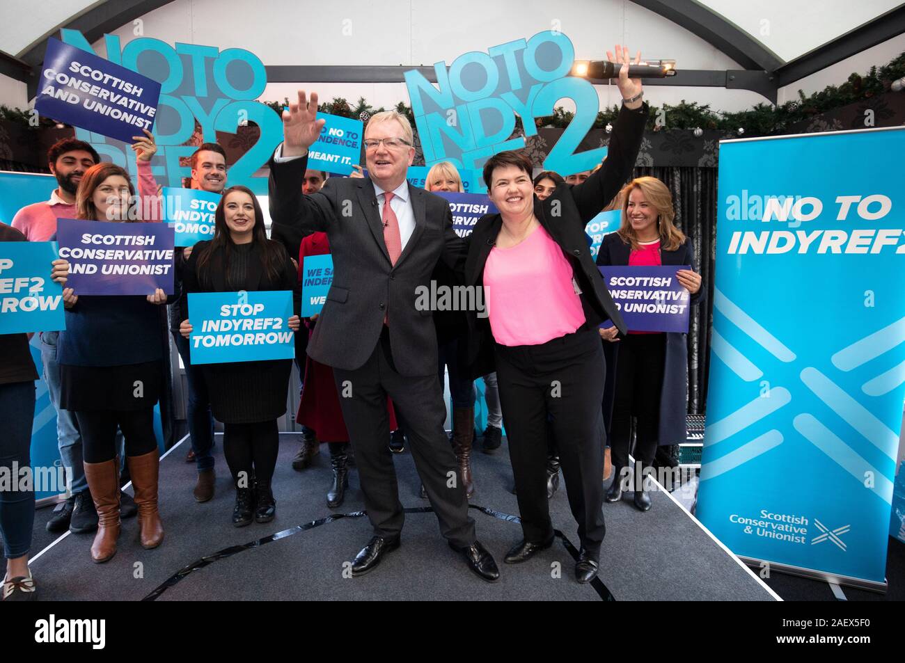 Führer der Schottischen Konservativen Jackson Carlaw und ehemaliger Führer Ruth Davidson während einer Wahlkampagne Kundgebung an das Glasshouse Hotel, Edinburgh, am letzten Tag des allgemeinen Wahlkampagne Trail. Stockfoto