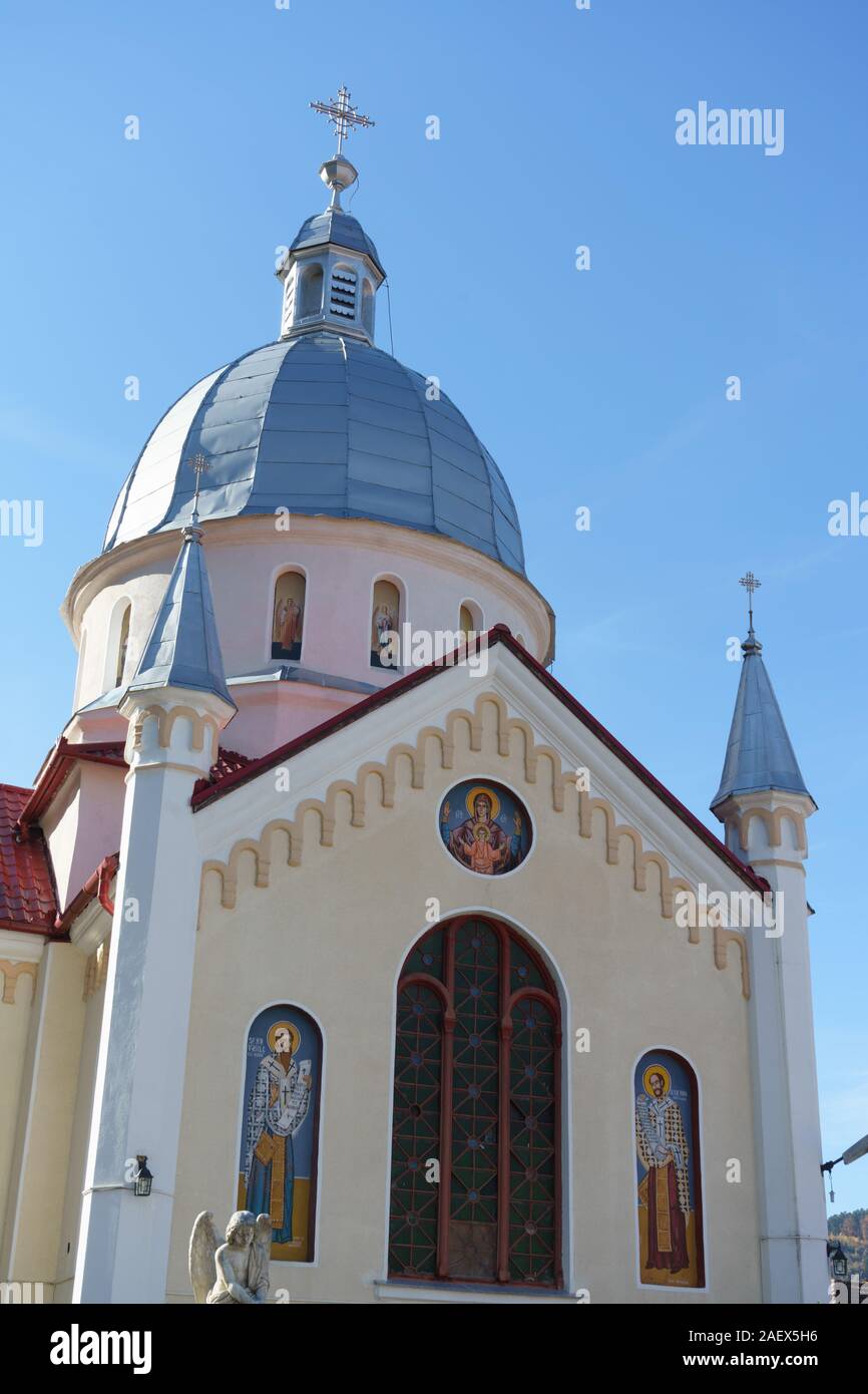 Brasov, Rumänien - November 09, 2019: Rumänische Orthodoxe Kirche des hl. Paraskewa und die umliegenden Friedhof mit Grabsteinen und Kreuz, in Brasov, Rumänien Stockfoto
