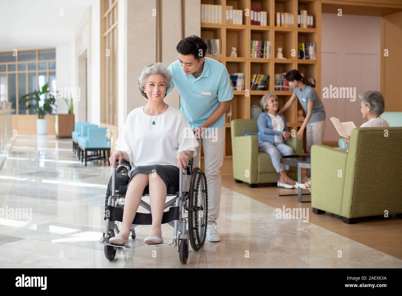 Junge Krankenschwester Assistent kümmert sich um ältere Leute Stockfoto