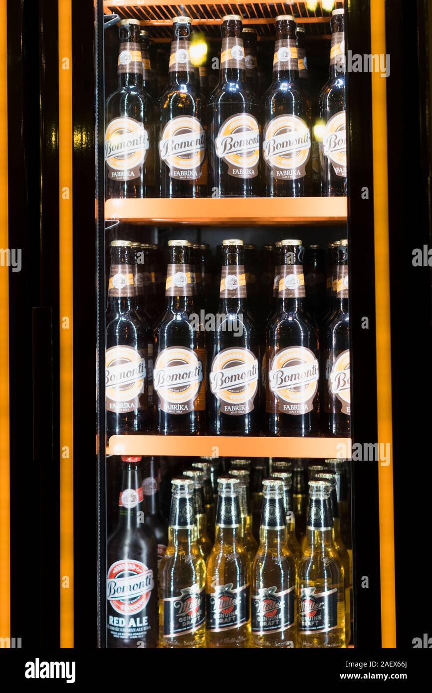 Istanbul, Türkei - Dezember 10, 2019: Berühmte Flugverbot fuer Bier Bomonti mit Miller Bieren sind in einem Kühlschrank. Stockfoto