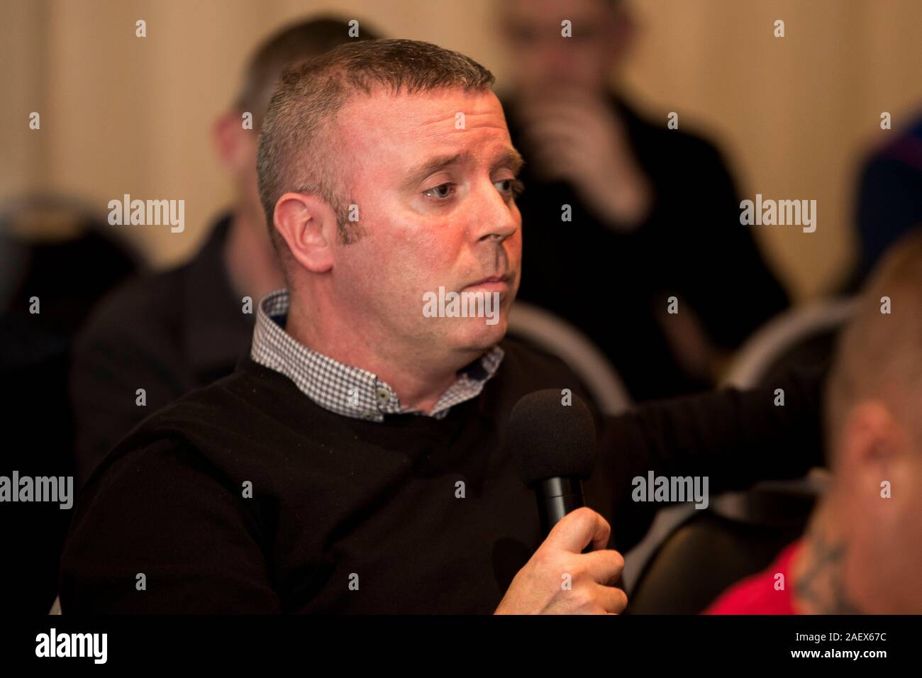 Ciaran Cunningham eine Frage aus dem Boden während der offenen Türen Seminar, mit republikanischen Sozialisten und loyalistischen ehemaligen politischen Gefangenen Gruppen, durch Zusammenarbeit in Irland bei der Elch Komplex in Toomebridge, County Antrim. Stockfoto
