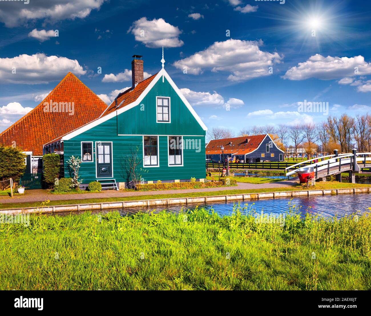 Typisch holländischen Dorf Zaanstad im Frühjahr sonnigen Tag. Niederlande, Europa. Stockfoto