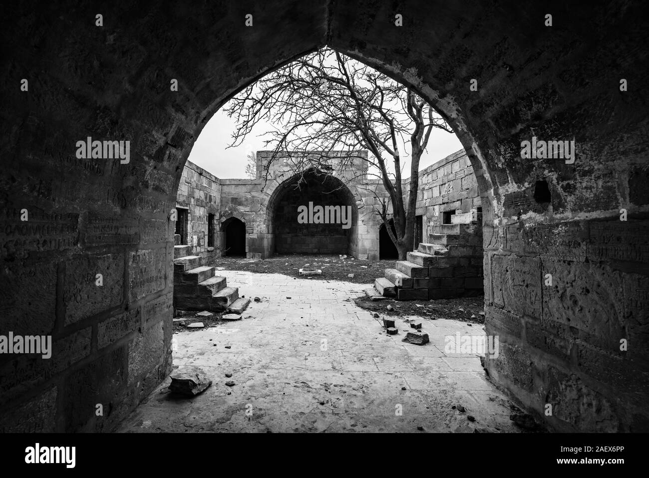 Alte verlassene Garachi Karawanserei, bezieht sich auf das 14. Jahrhundert, in Aserbaidschan entfernt Stockfoto