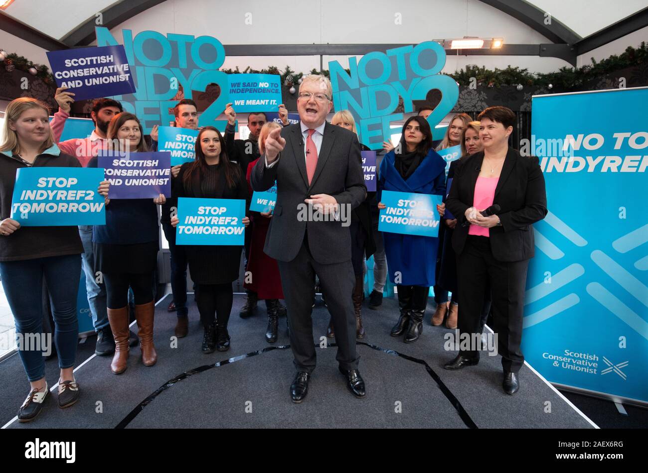 Führer der Schottischen Konservativen Jackson Carlaw und ehemaliger Führer Ruth Davidson (rechts) während einer Wahlkampagne Kundgebung an das Glasshouse Hotel, Edinburgh, am letzten Tag des allgemeinen Wahlkampagne Trail. Stockfoto