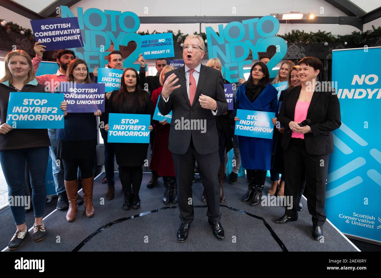 Führer der Schottischen Konservativen Jackson Carlaw und ehemaliger Führer Ruth Davidson (rechts) während einer Wahlkampagne Kundgebung an das Glasshouse Hotel, Edinburgh, am letzten Tag des allgemeinen Wahlkampagne Trail. Stockfoto