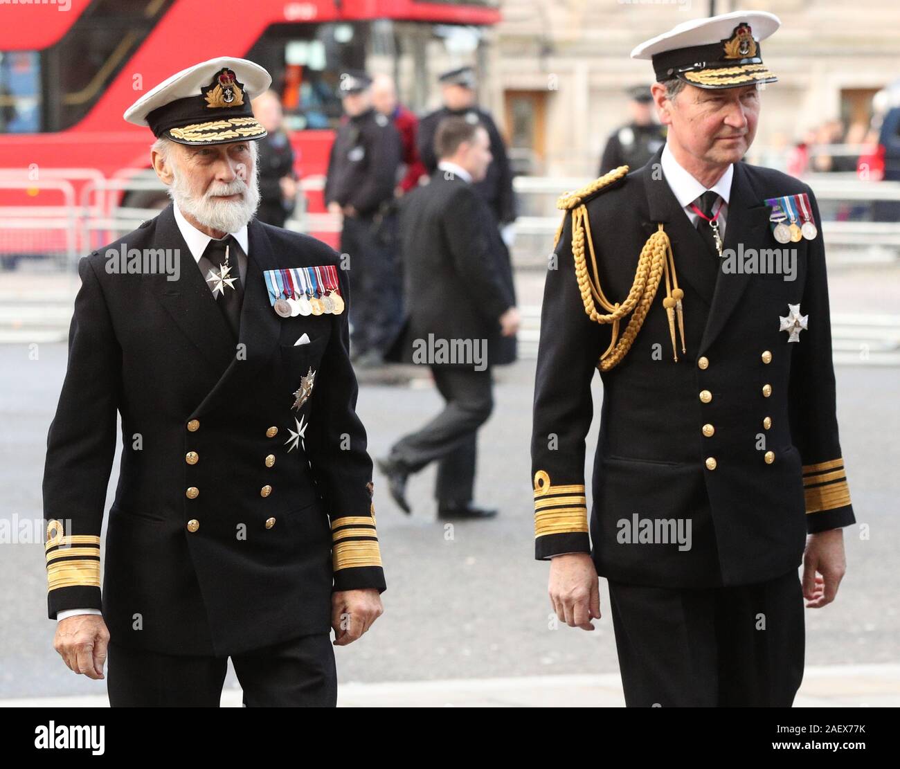 Prinz Michael von Kent (links) und Vice Admiral Sir Timothy Laurence anreisen, für einen Service der Danksagung für das Leben und die Arbeit von Sir Donald Gosling von Westminster Abbey in London. Stockfoto