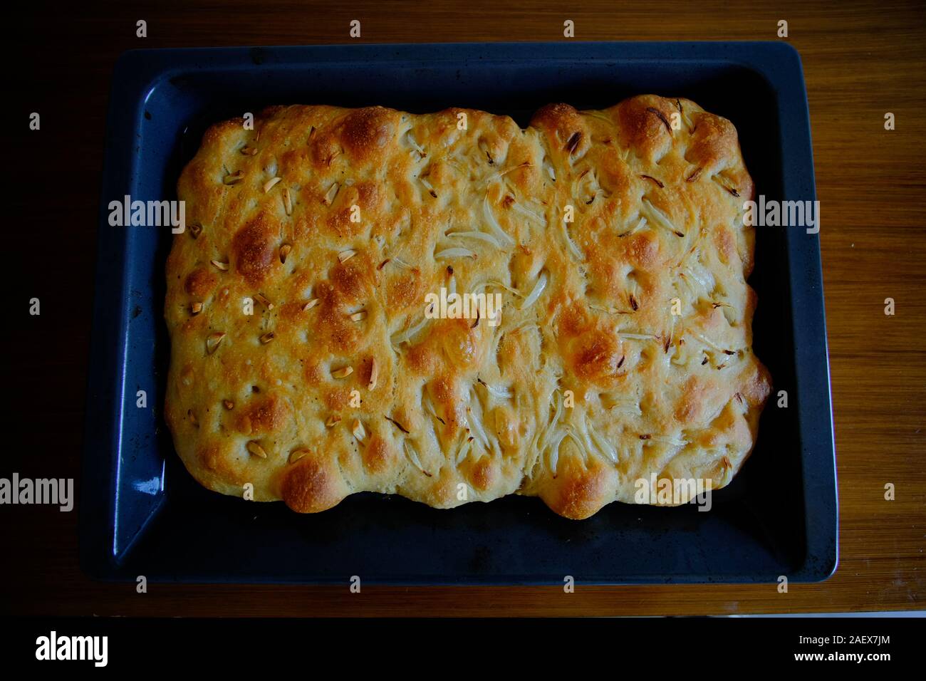 Focaccia ist eine flache Ofen gebackenes Brot Produkt ähnlich im Stil und Textur zu Pizza Teig Stockfoto