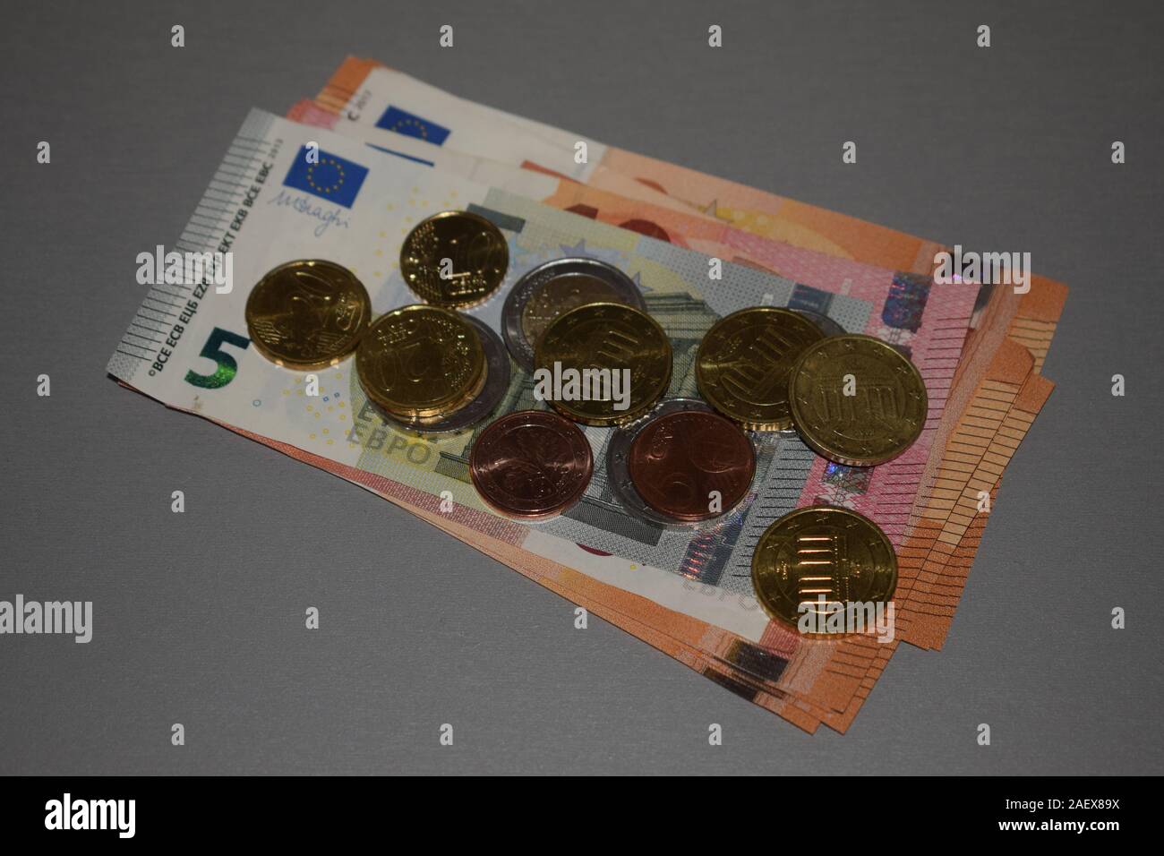 Euro-Scheine und Münzen Stockfoto