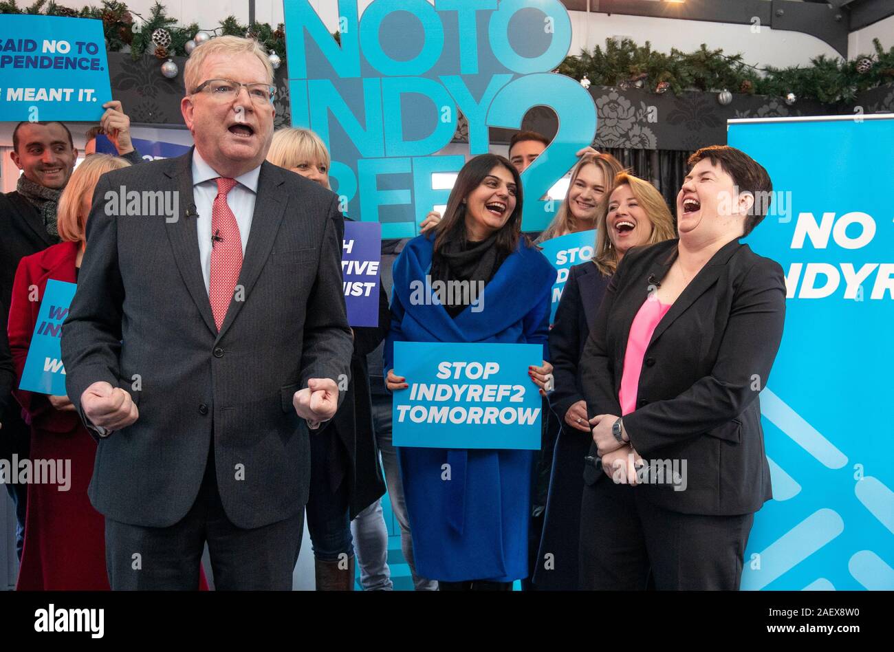 Führer der Schottischen Konservativen Jackson Carlaw und ehemaliger Führer Ruth Davidson (rechts) während einer Wahlkampagne Kundgebung an das Glasshouse Hotel, Edinburgh, am letzten Tag des Allgemeinen Wahlkampf. Stockfoto